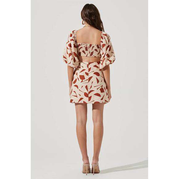NEW ASTR heather abstract print cutout bubble sleeve mini dress in rust abstract - Picture 4 of 4